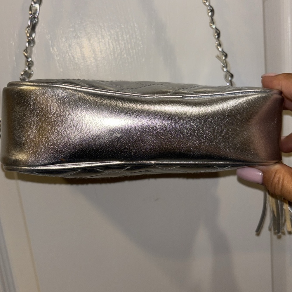 CHATEAU BRAND SILVER QUILTED CROSSBODY BAG WITH TASSEL
SILVER CHAIN STRAP - Picture 5 of 9